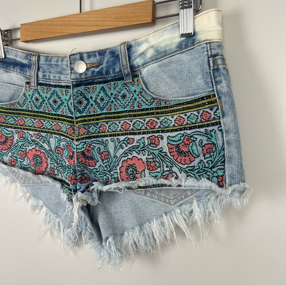 Billabong Denim Shorts Embroidered Floral Frayed Low Beach Festival Size 26 8 - Picture 6 of 15